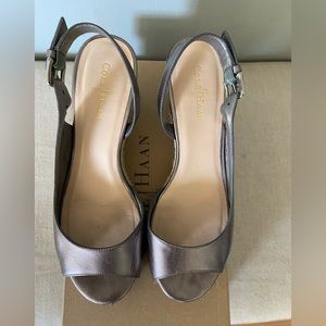 Open toe sling back in gray metallic